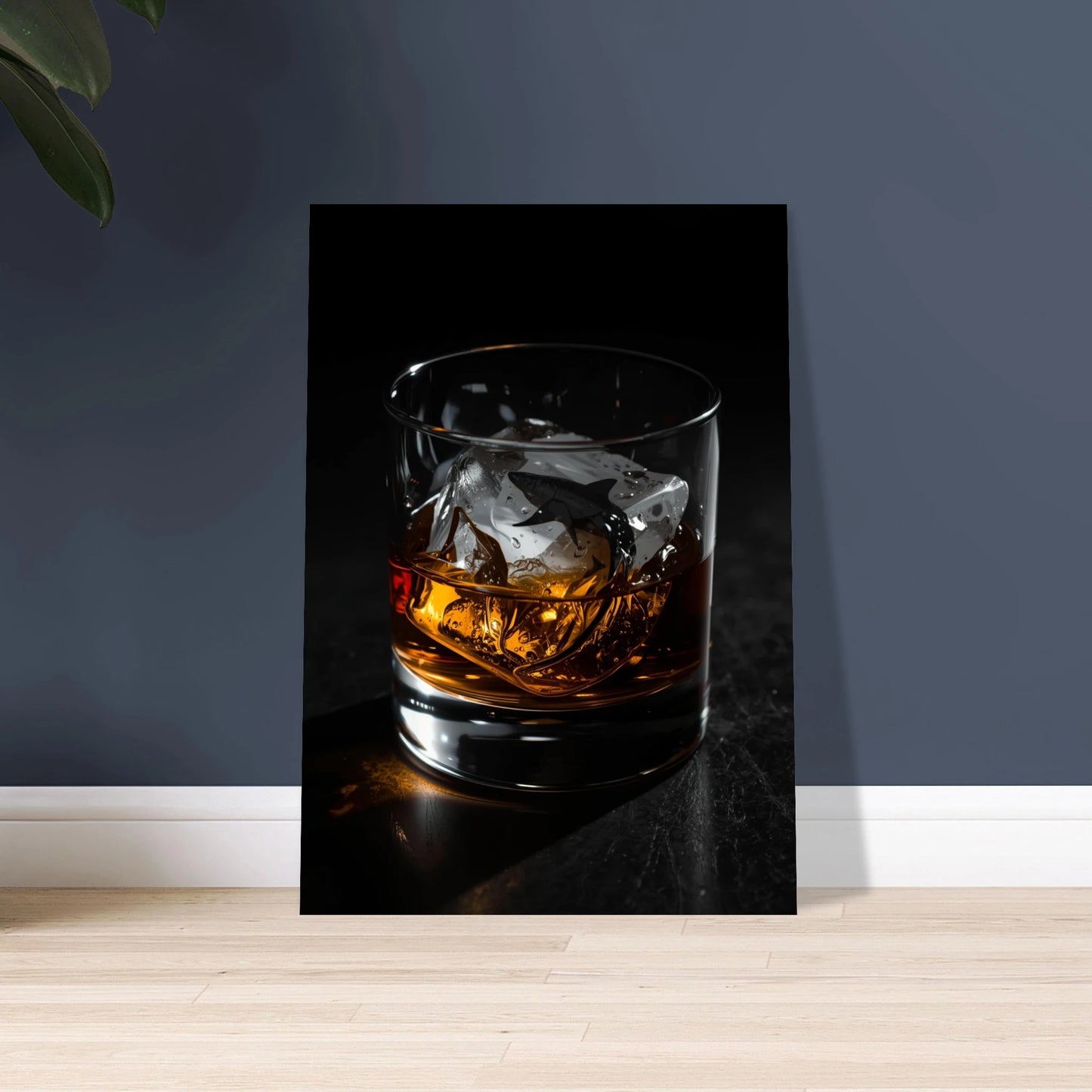 Haj i isbit i whiskyglas, mörk och stämningsfull bild.
