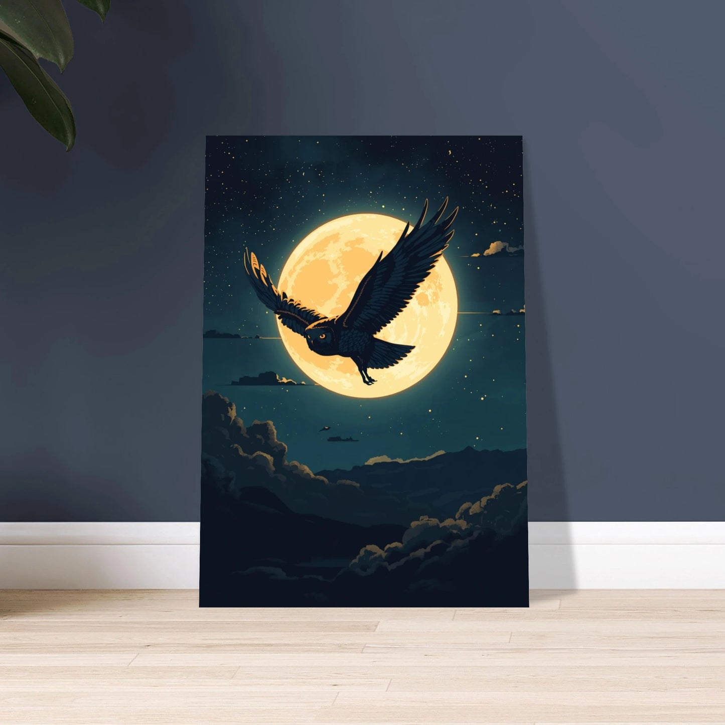 Uggla framför fullmåne, mystisk nattlig flygning över berg.