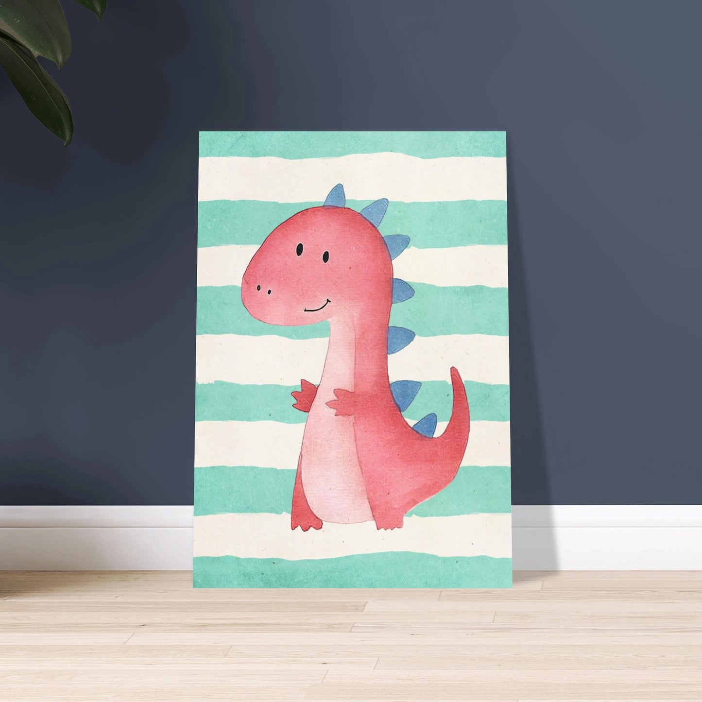 Lekfull rosa dinosaurie med blå taggar mot randig bakgrund, barnmotiv.