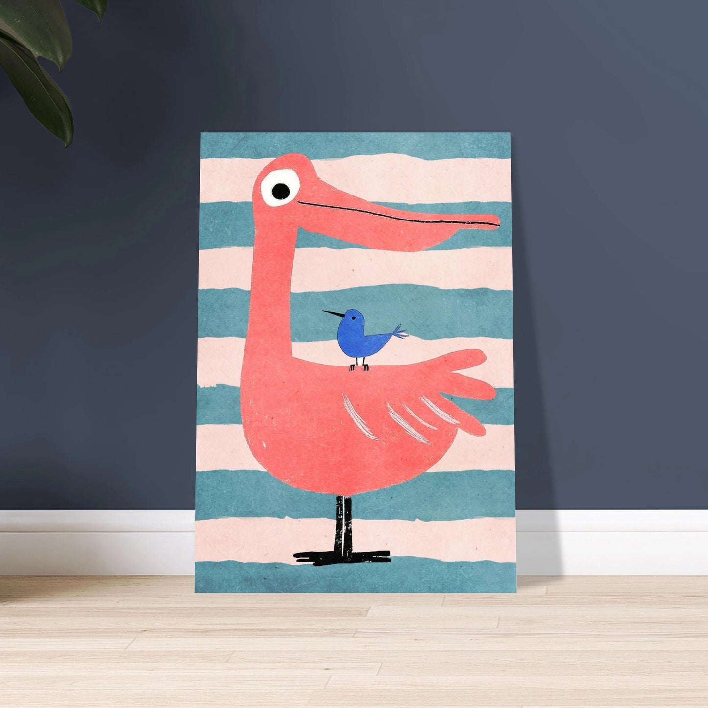 Lekfull flamingo med liten blå fågel, vänskapligt djurmotiv i pastellfärger.