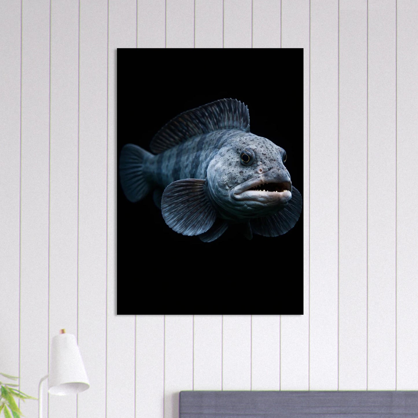 Havskatt poster på vit träpanelvägg ovanför säng med lampa – Fotorealistisk poster
