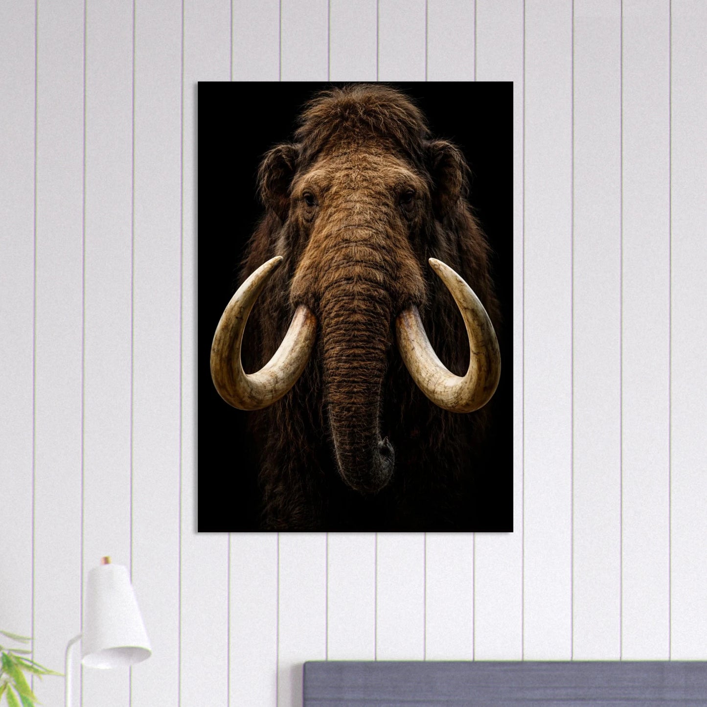 Mammut poster hängande på vit vägg ovanför sängen, med lampa – Fotorealistisk poster