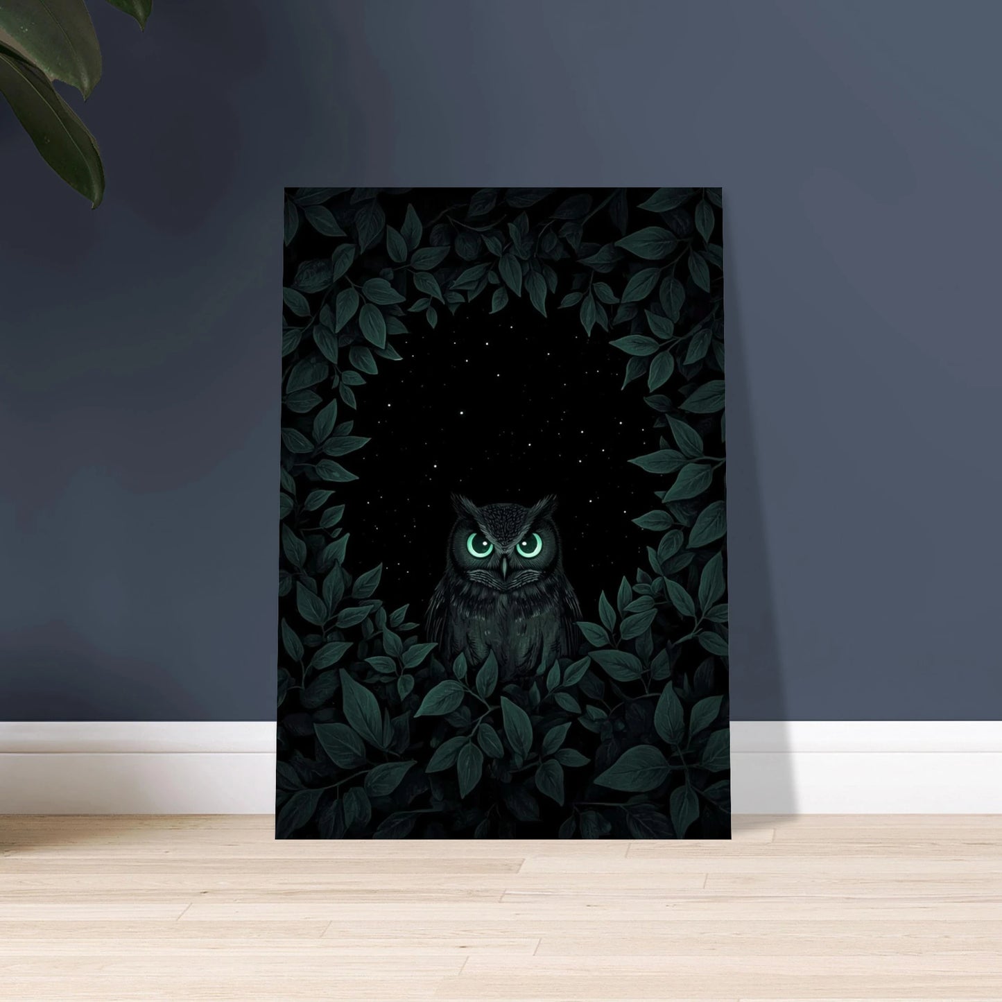 Mystisk uggla med lysande gröna ögon i mörkt lövverk under stjärnhimmel.