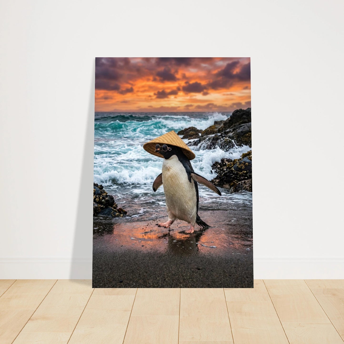 Poster med en pingvin i hatt på en strand, lutad mot en vit vägg i ett rum – Fotorealistisk poster