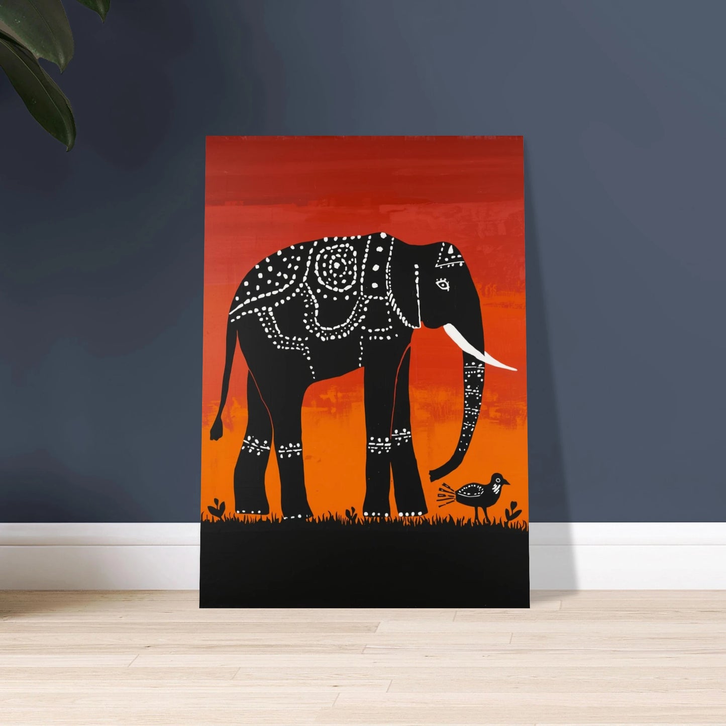 Tribal-inspirerad elefant i svart med vita mönster mot orange bakgrund.