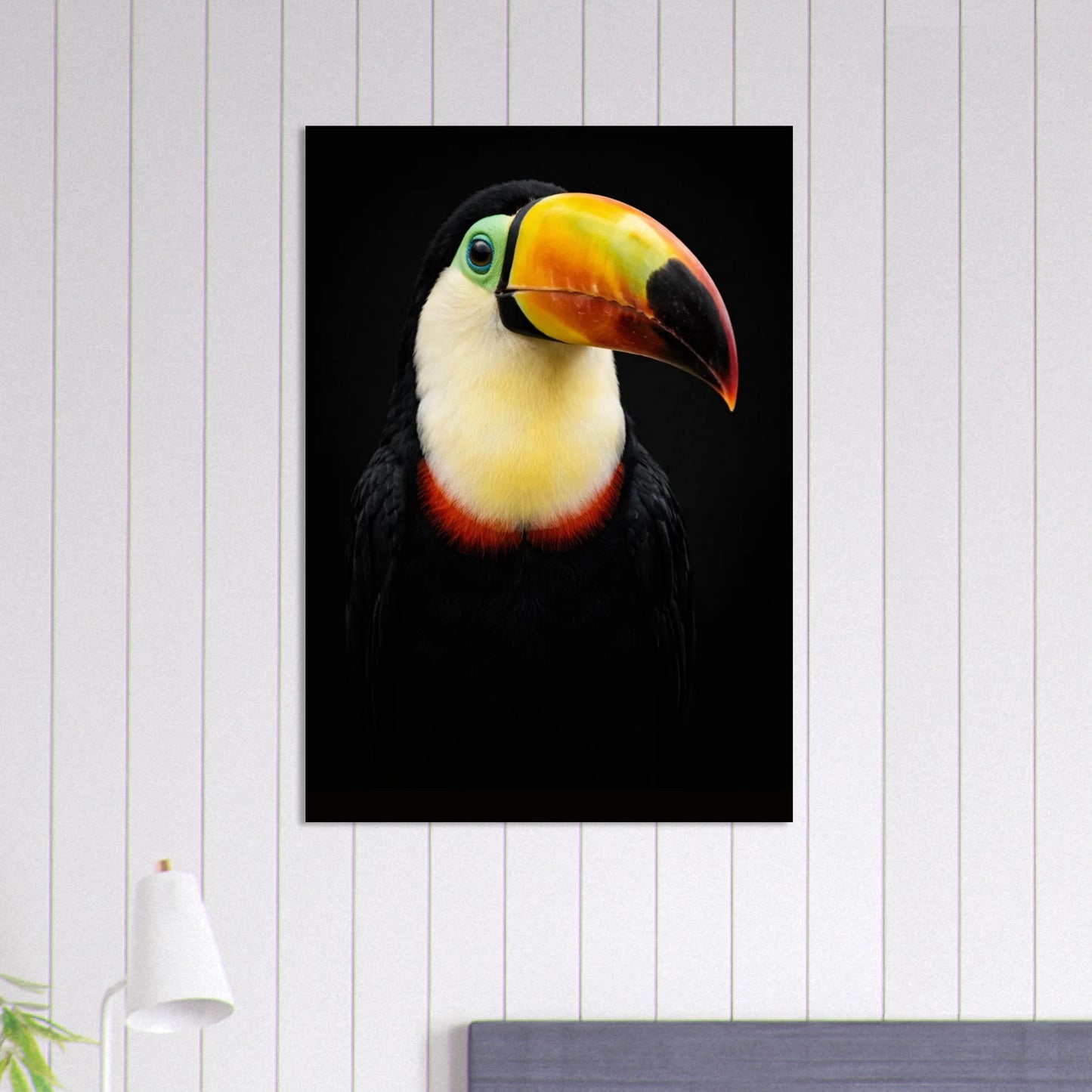 Tukanposter upphängd på vit, randig vägg ovanför en säng, med lampa i förgrunden – Fotorealistisk poster