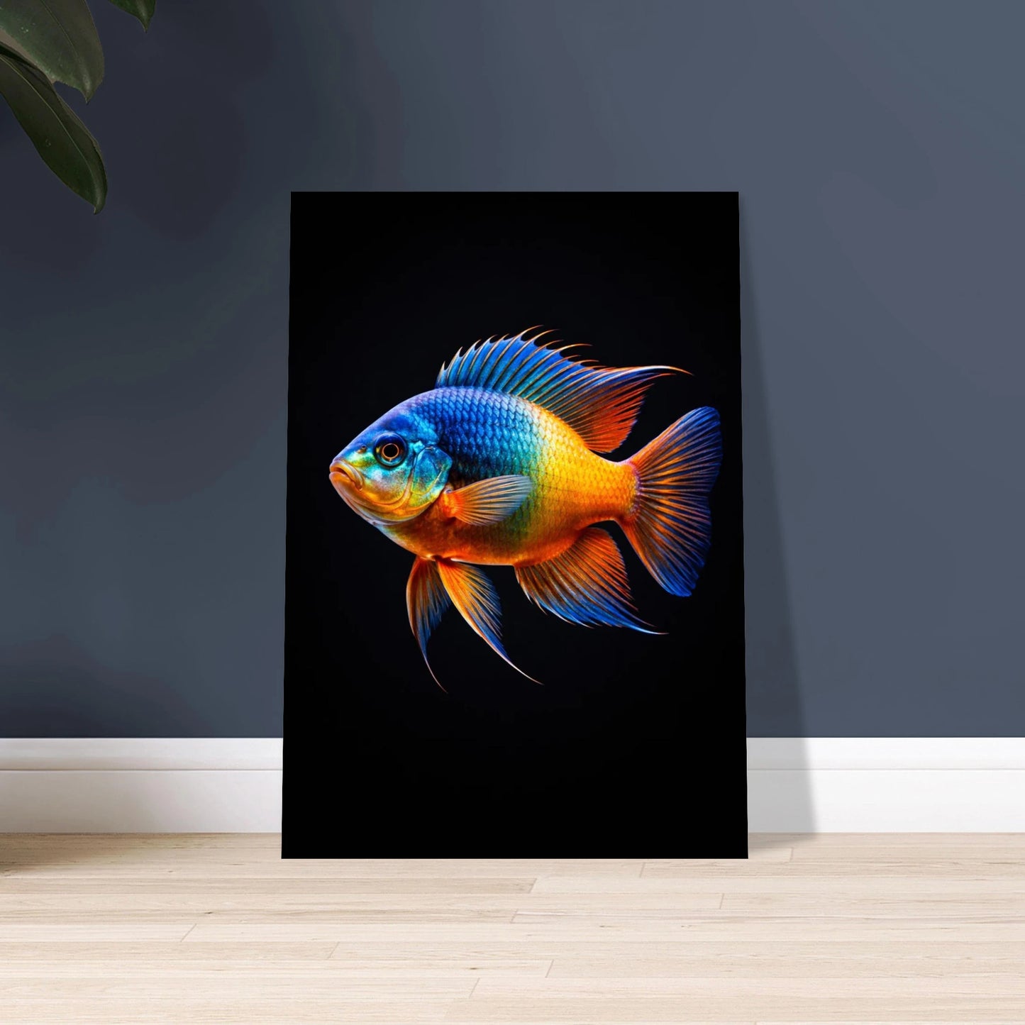 Färgsprakande fisk med blåa och orangea nyanser mot svart bakgrund