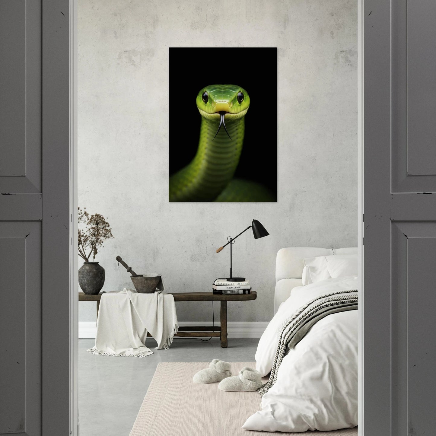 Grön Mamba poster hänger i ett sovrum med vit säng och träbänk – Fotorealistisk poster