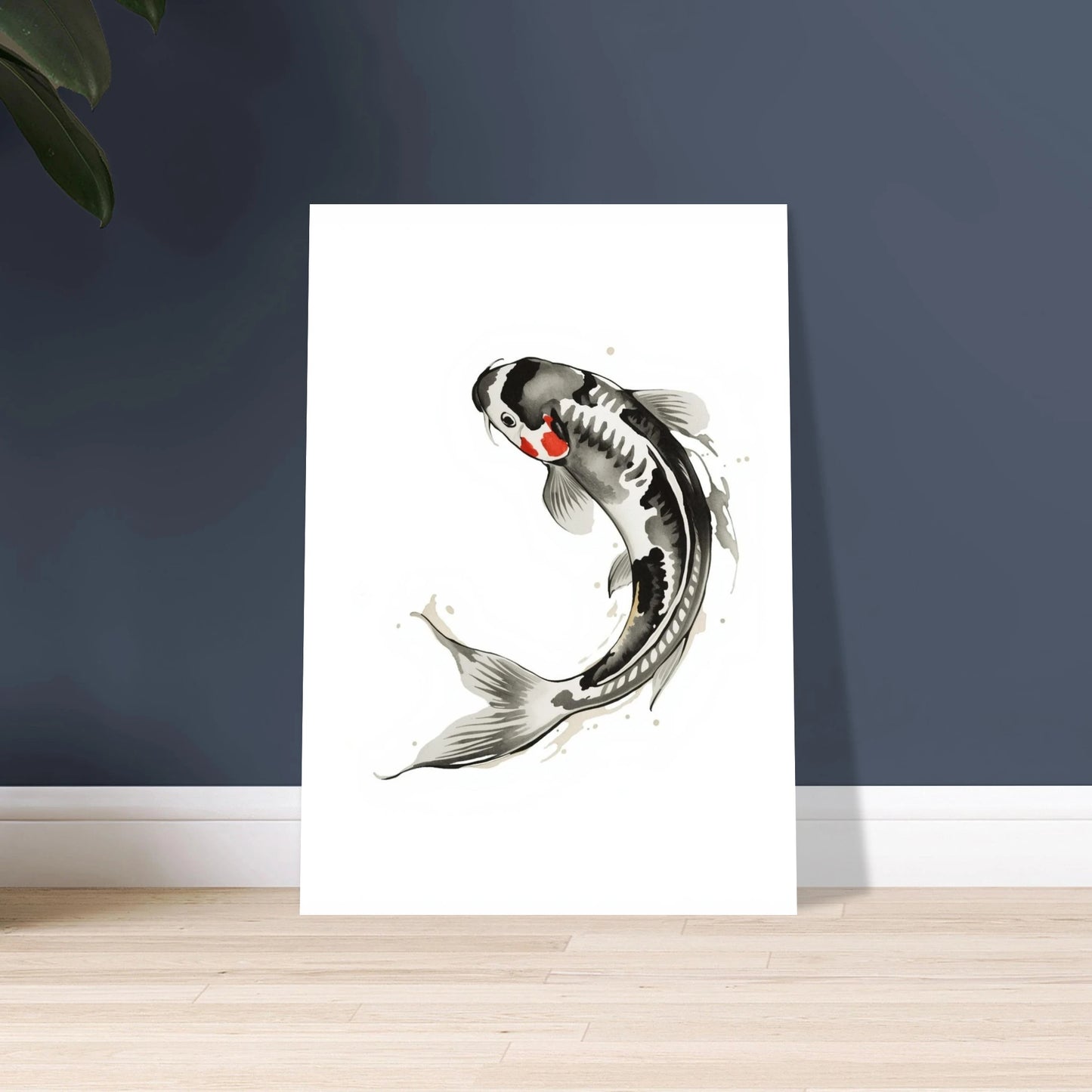 Elegant koi-fisk i bläckwash-stil, med gråa och röda detaljer