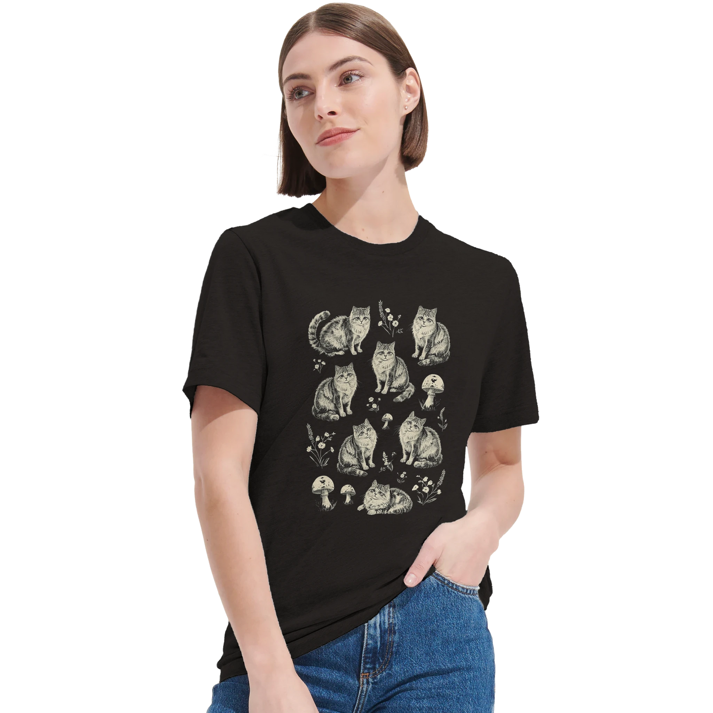 Närbild på kvinna i svart t-shirt med konstnärligt kattmotiv och naturdetaljer