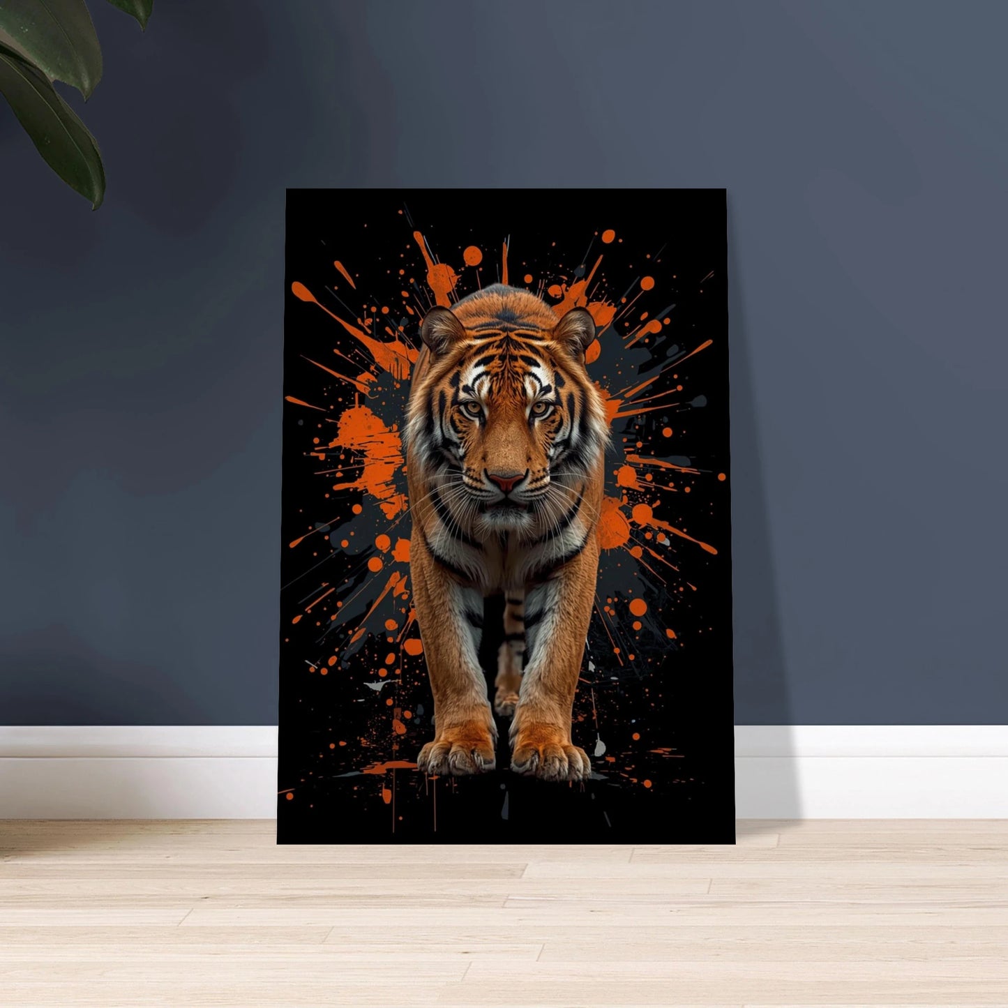 Majestätisk tiger med intensiv blick mot en konstnärlig bakgrund.
