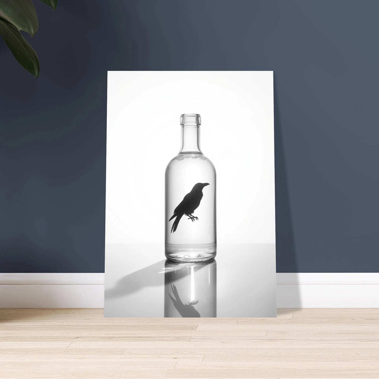 Korp siluett i glasflaska, minimalistisk och tankeväckande konst