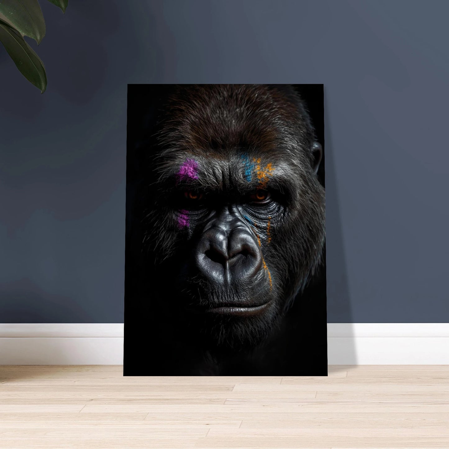 Gorilla ansikte i närbild med färgstarka markeringar