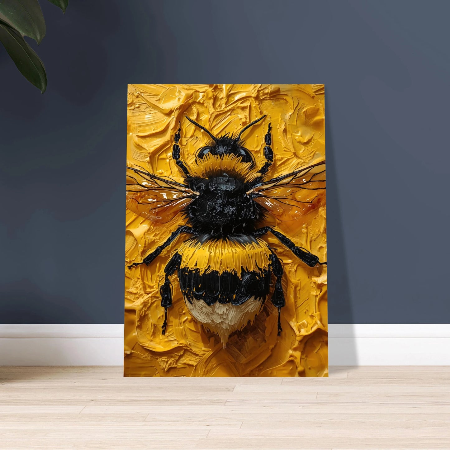 Humla målad i tjock impasto oljestil på gul bakgrund