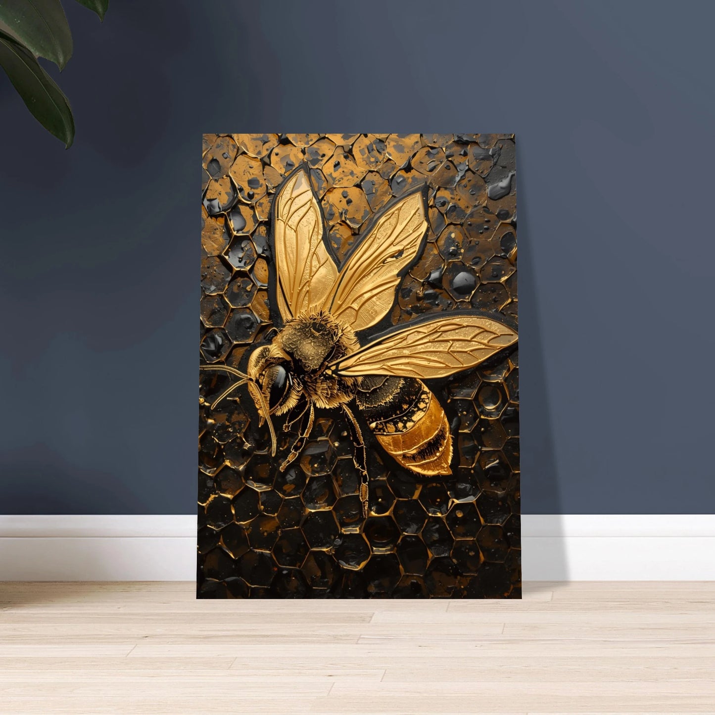 Gyllene bi i impasto-stil på mörk bakgrund, elegant djurmotiv