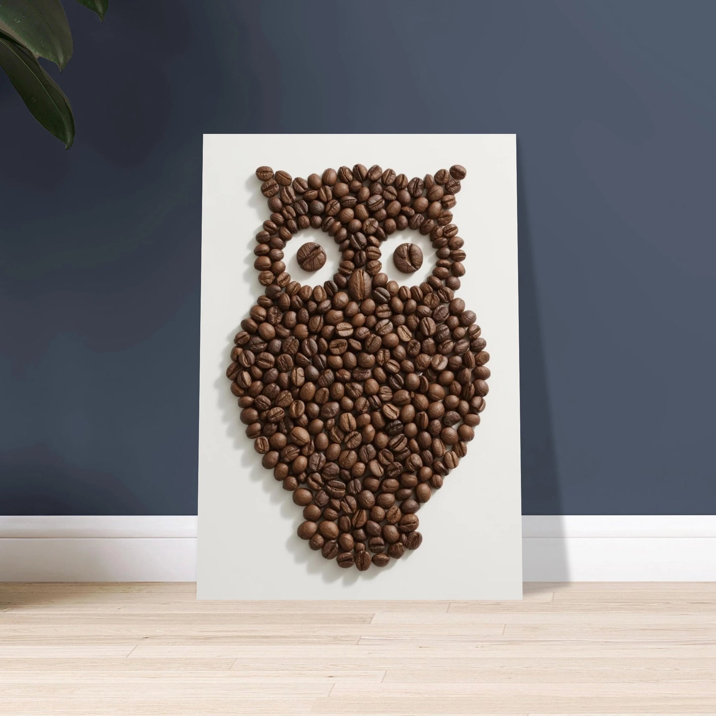 Uggla formad av kaffebönor, kreativt djurmotiv med varm känsla.