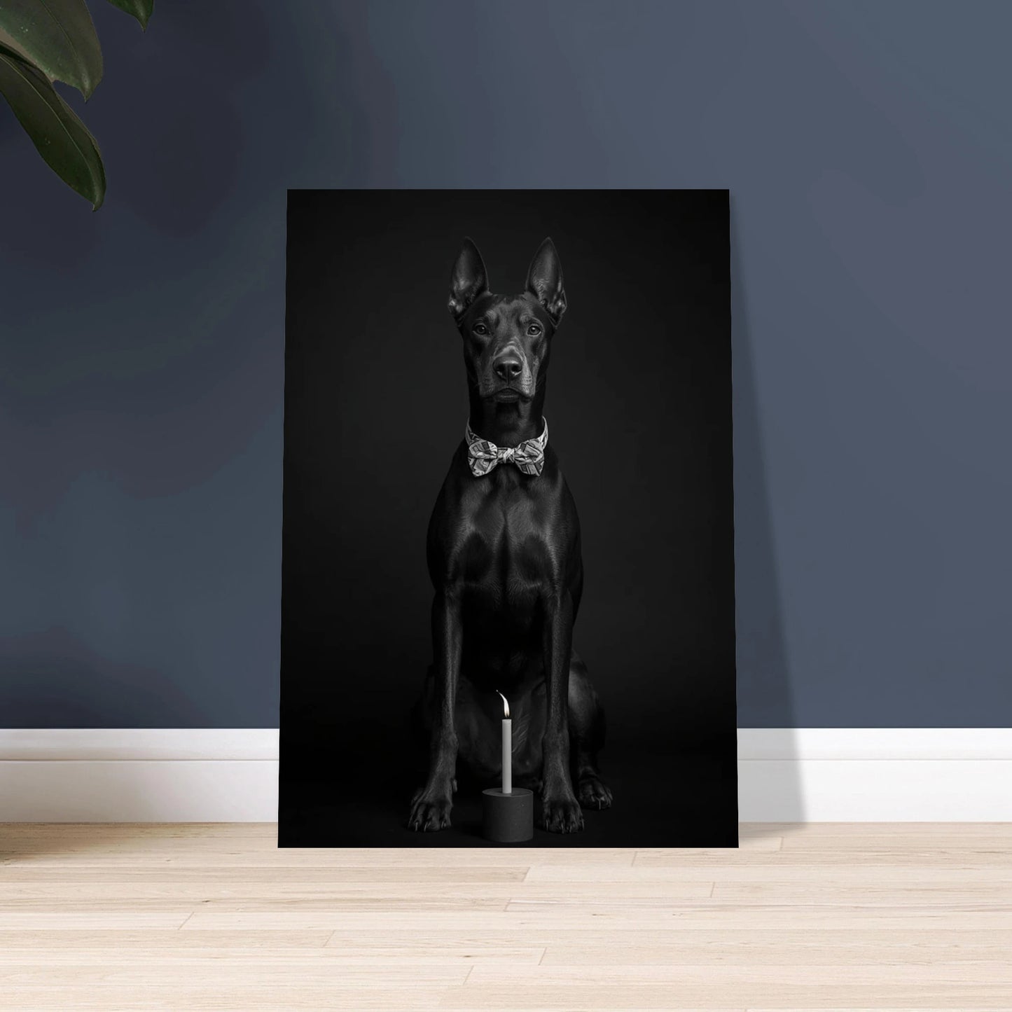 Elegant dobermann med fluga och tänd ljusstake i svartvitt