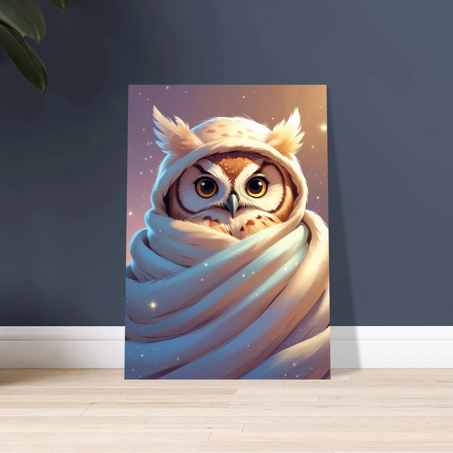 Liten uggla insvept i en mjuk, vit filt med stora ögon.