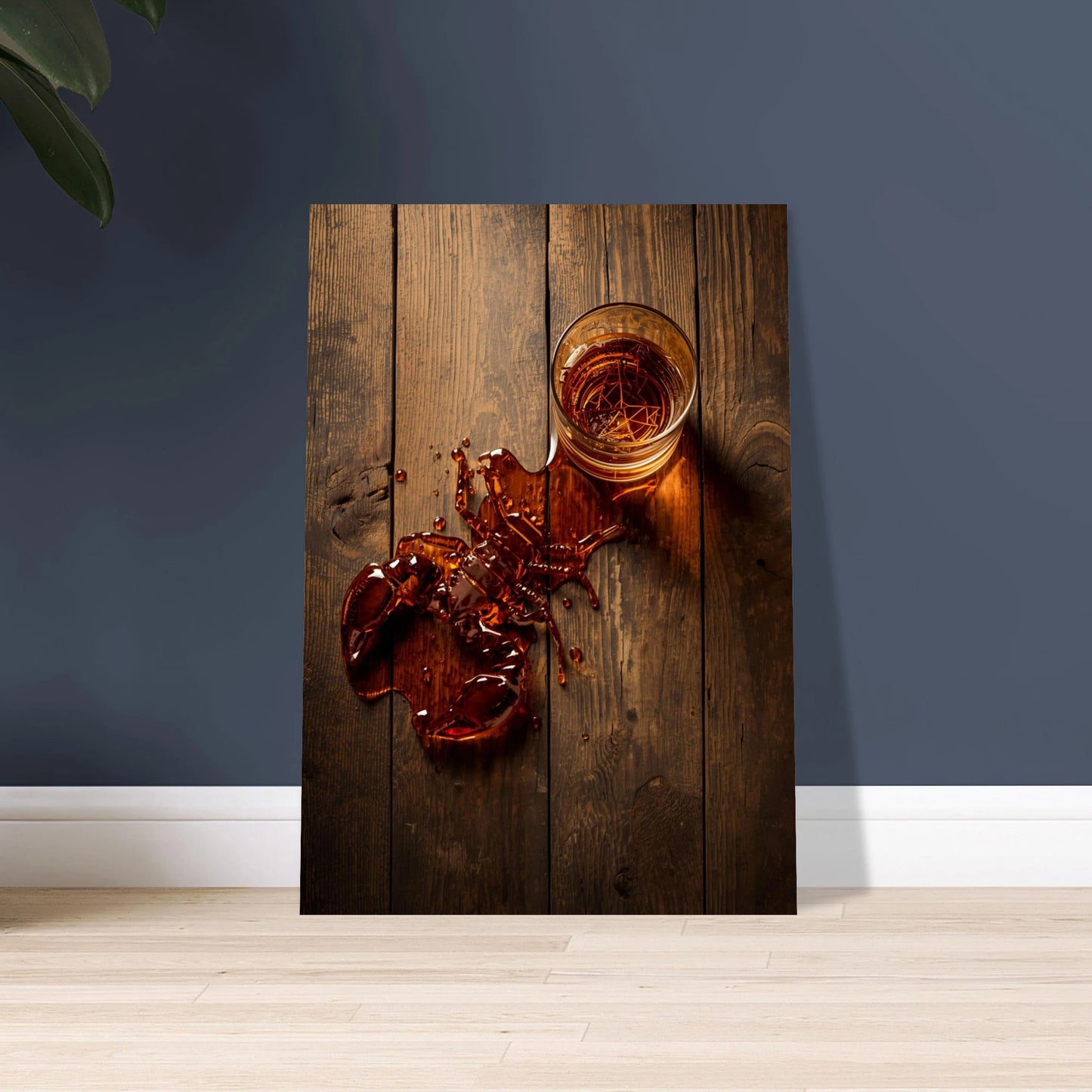 Kräfta formad av spilld whiskey på rustikt träbord, konstnärlig stämning.