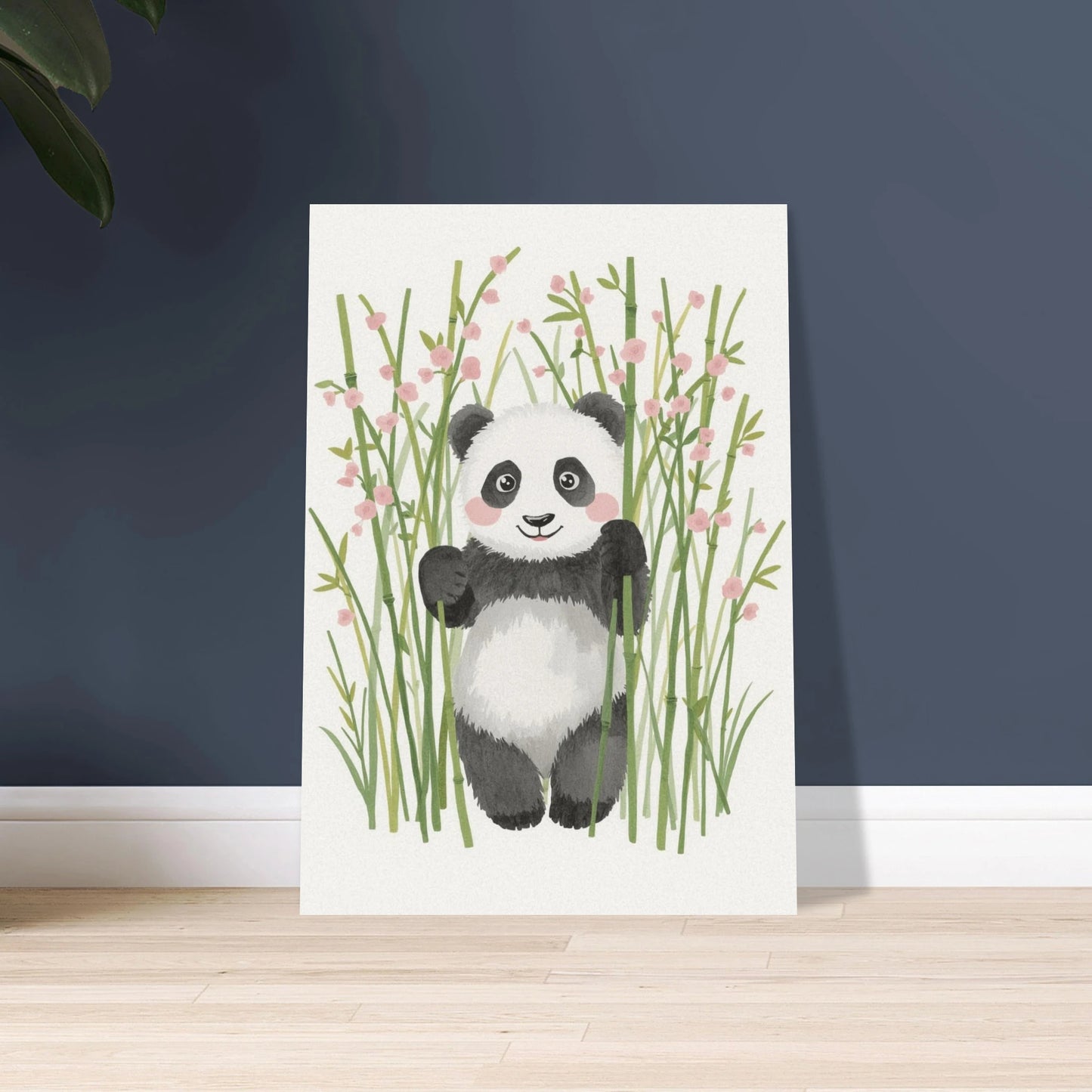 Söt panda i akvarell bland bambu och rosa blommor, barnrumsinredning.