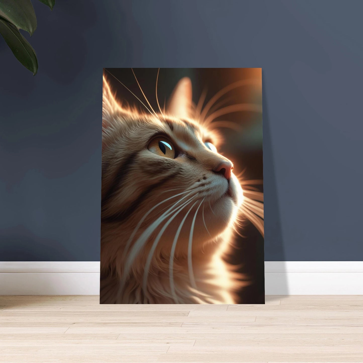 Närbild av en katt med gyllene ögon och mjuk päls, stämningsfullt ljus.
