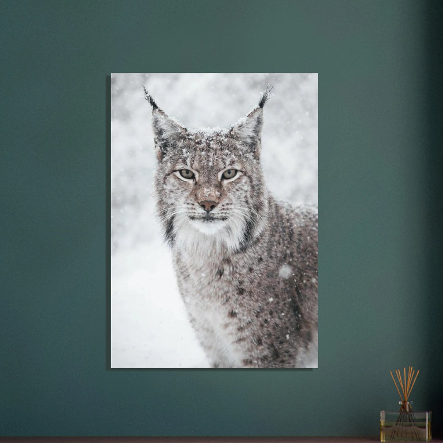 Stämningsfullt motiv av ett lodjur i vinterlandskap – Fotorealistisk poster