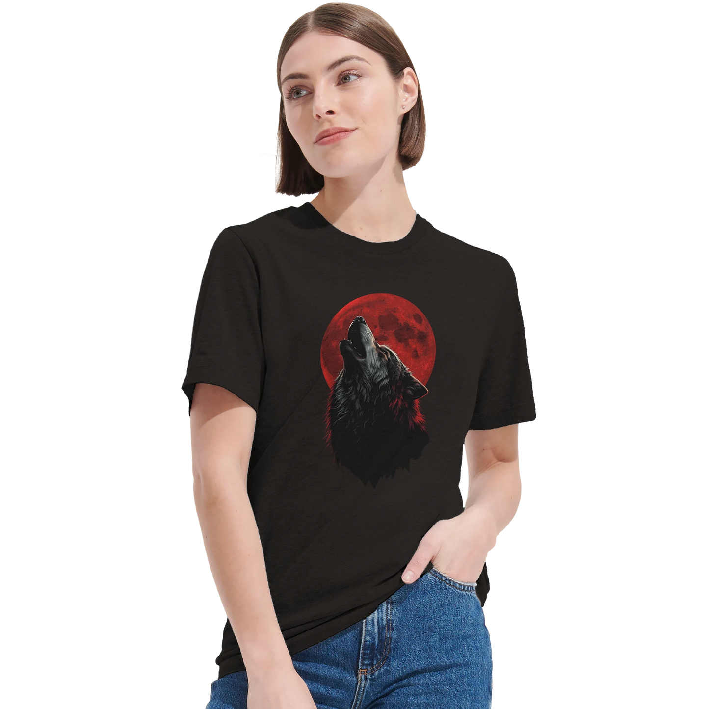Kvinna bär svart t-shirt med ylande varg och blodmåne-motiv, stående med handen i fickan – Tecknad t-shirt