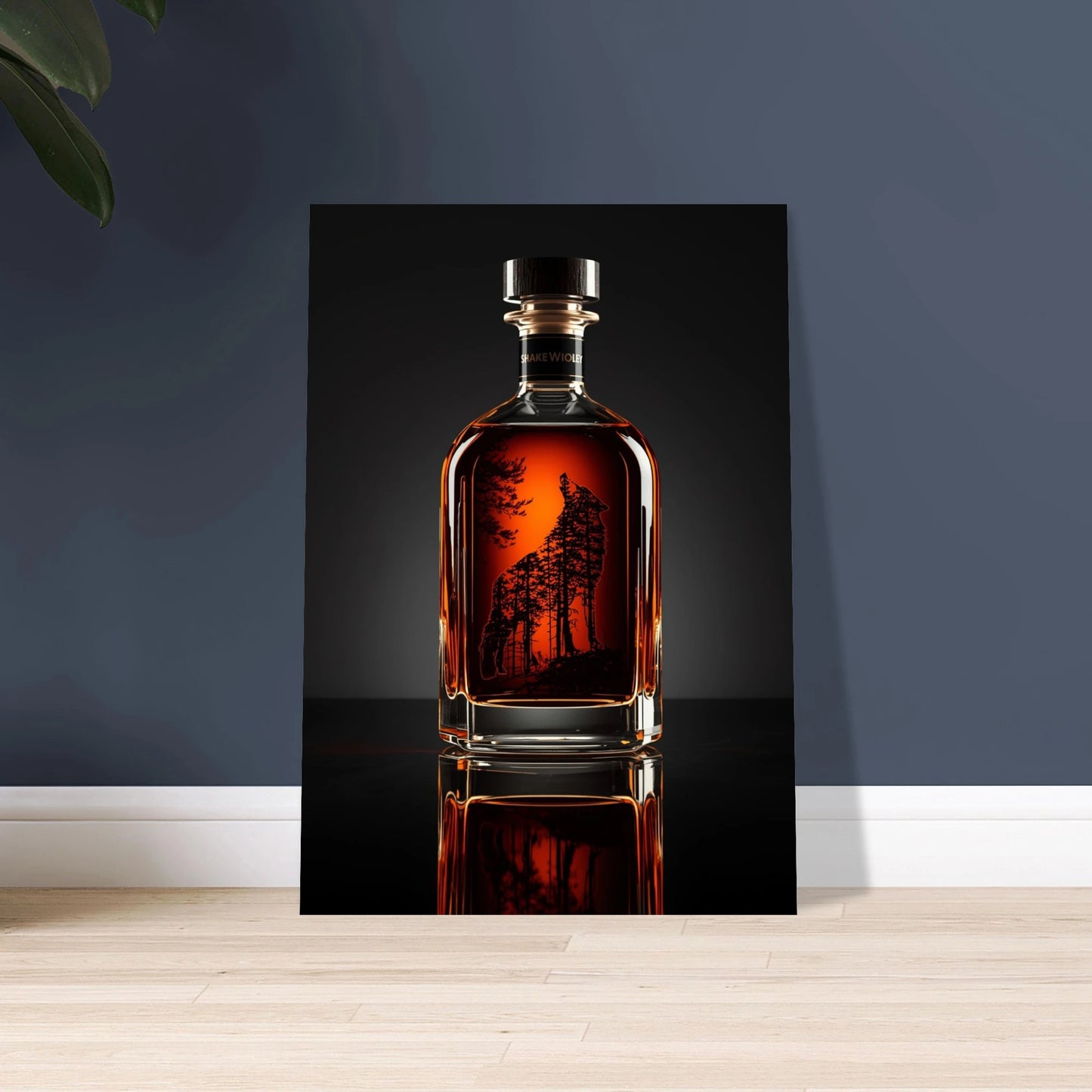 Vargmotiv formad av träd i en whiskyflaska, mystisk stämning