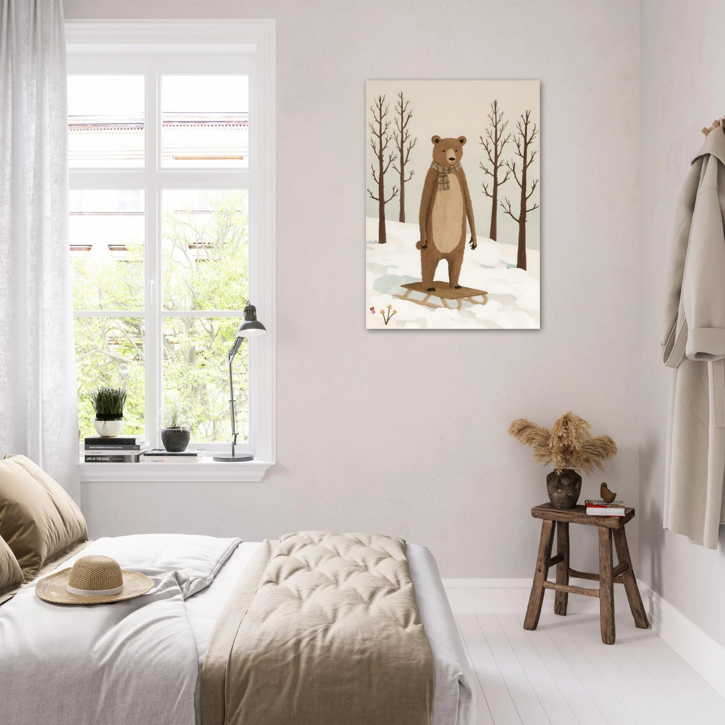 Vinterbjörnpostern hängande på en vägg i ett sovrum med säng, fönster och minimalistisk inredning – Tecknad poster