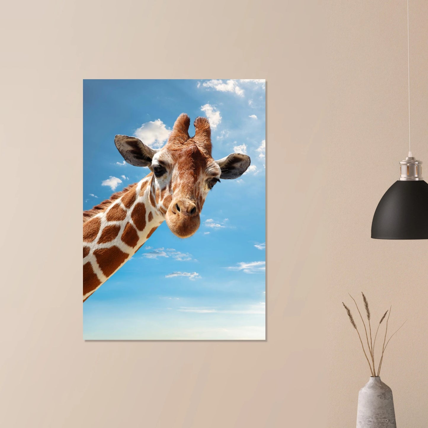 Charmigt djurporträtt av en giraff med ett roligt uttryck – Fotorealistisk poster