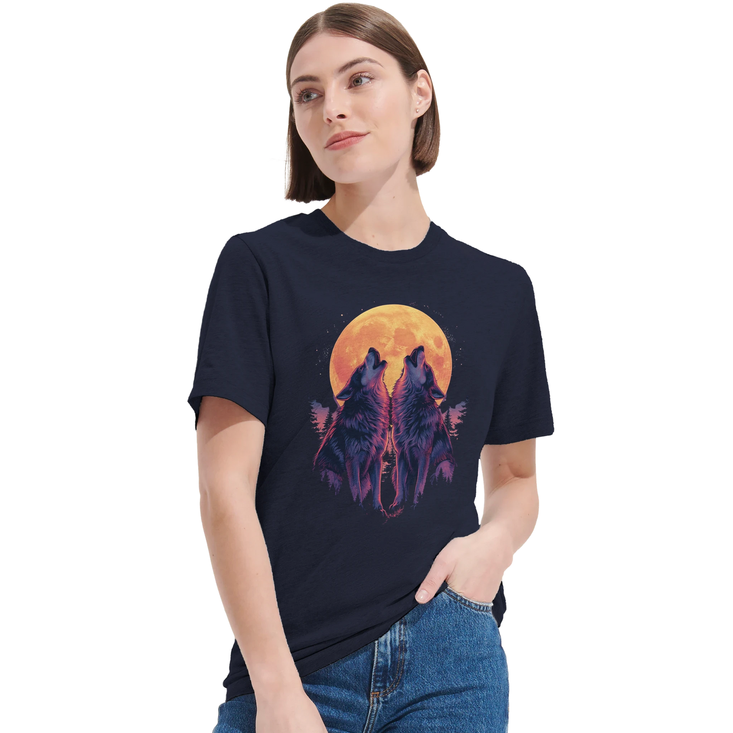 Kvinna bär blå T-shirt med ylande vargar och måne – Tecknad T-shirt