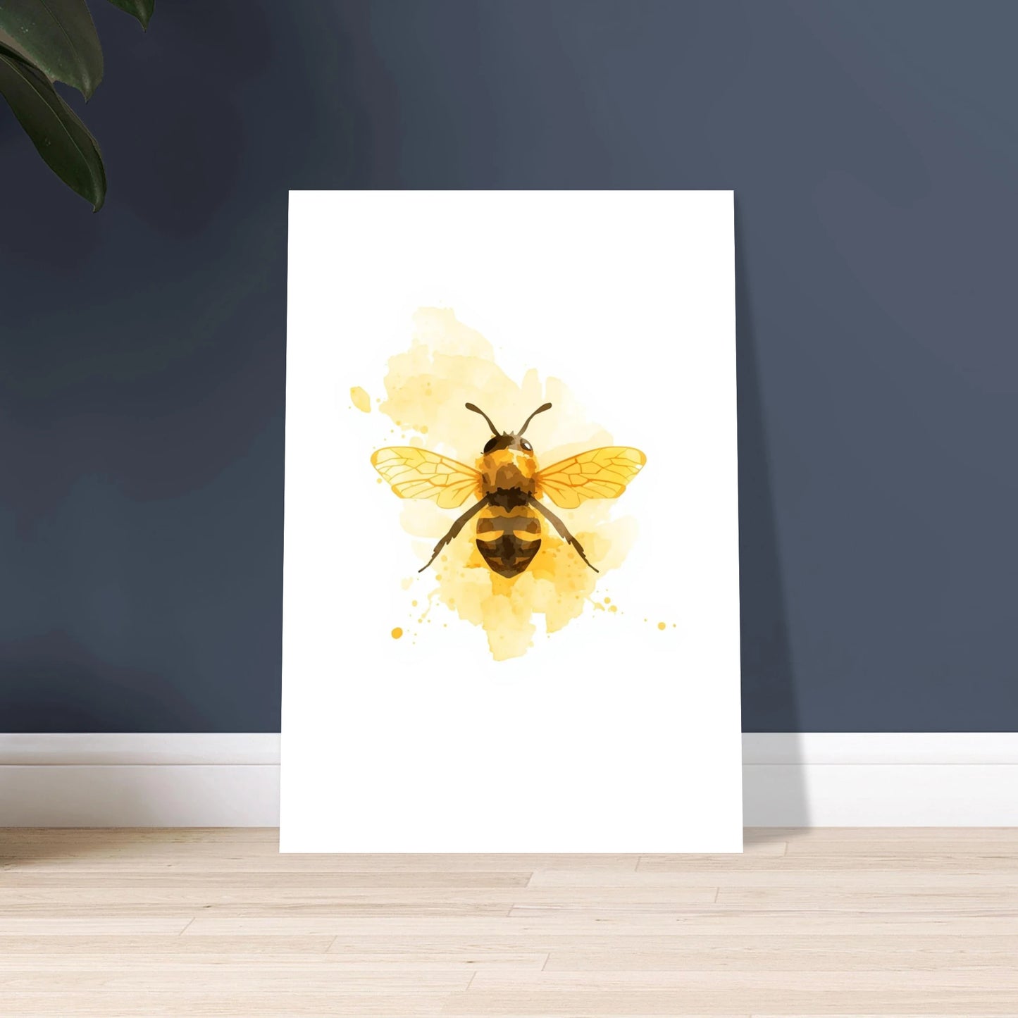 Akvarellmålning av ett sött bi med gula vingar och kropp.