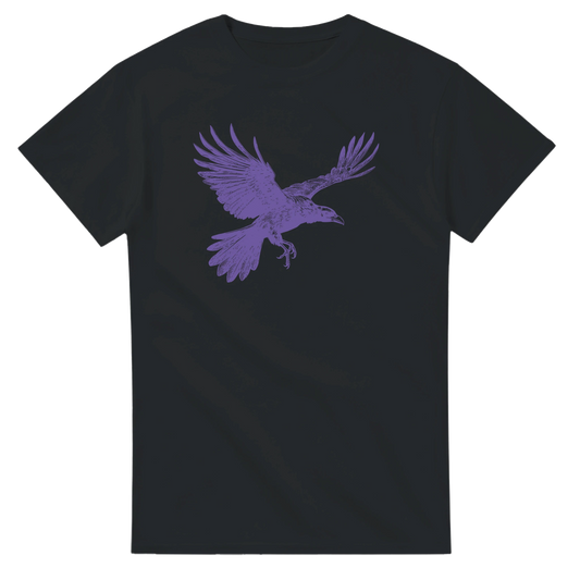 Svart t-shirt med ett lila grafiskt tryck av en flygande korp – Tecknad T-shirt