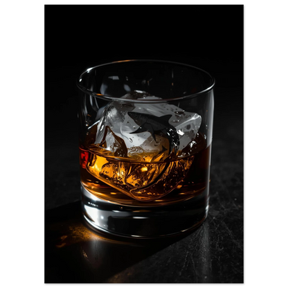 Närbild på isbit med haj i gyllene whisky – konstnärligt djurmotiv