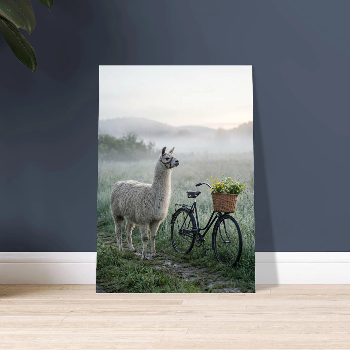 Elegant lama i dimmigt landskap bredvid vintagecykel med blommor.