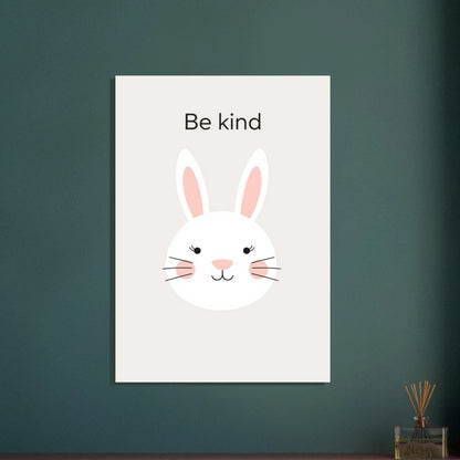 Minimalistisk kaninansikte med texten "Be kind" på ljus bakgrund