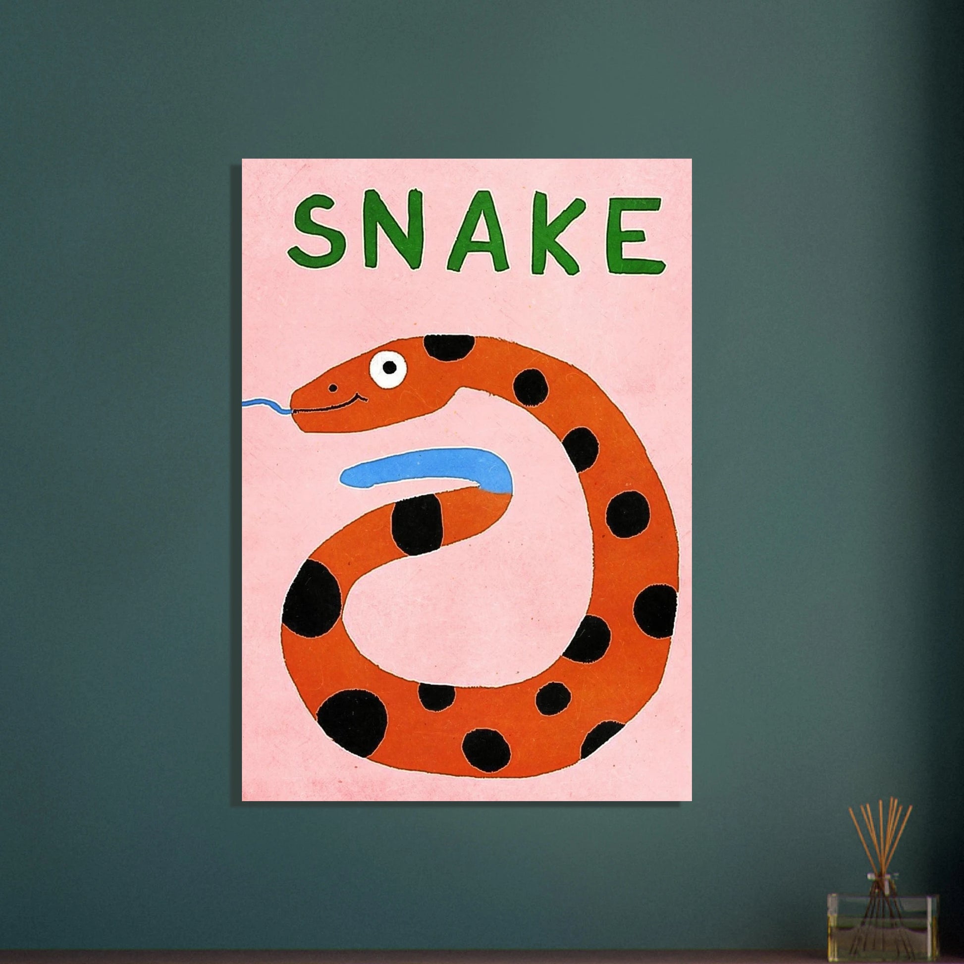 Lekfull orm med prickar på rosa bakgrund, barnvänlig illustration.