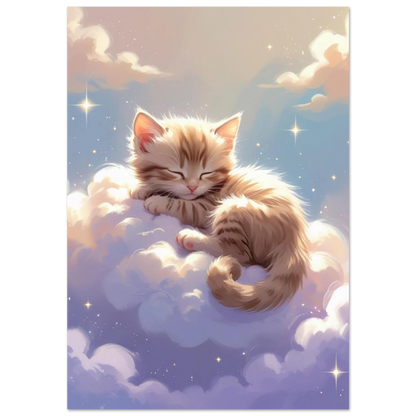 Sovande rödtabby kattunge på fluffigt moln i pastellfärgad himmel