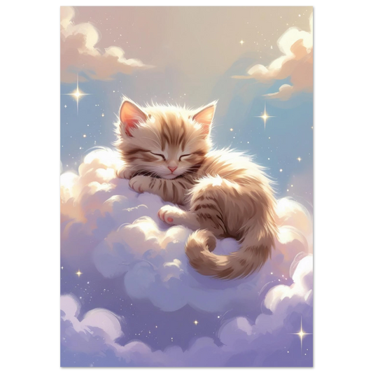 Sovande rödtabby kattunge på fluffigt moln i pastellfärgad himmel