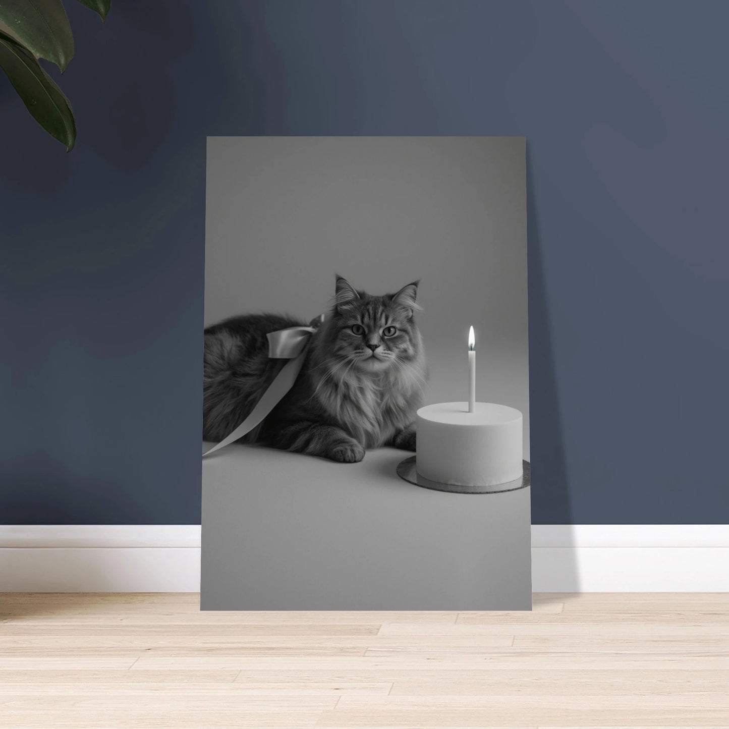 Svartvit katt med tårtljus, mystisk och elegant djurposter