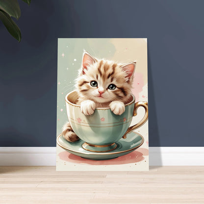 Söt kattunge med stora ögon i en elegant tekopp.