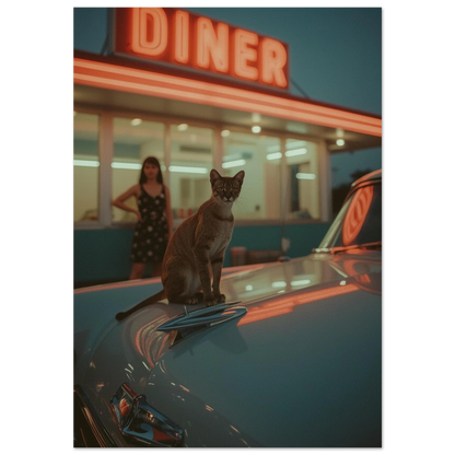 Katt sittandes på motorhuven av en klassisk bil vid en diner i neonljus