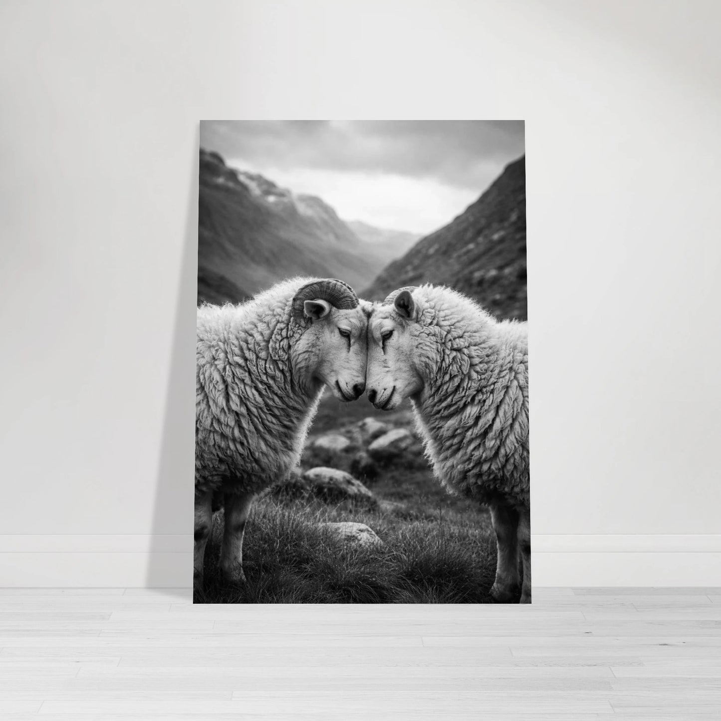 Svartvit fårposter lutad mot vit vägg i minimalistisk inredning – Fotorealistisk poster