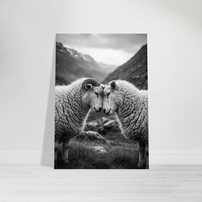 Svartvit fårposter lutad mot vit vägg i minimalistisk inredning – Fotorealistisk poster