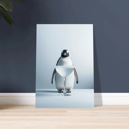 Pingvin bakom frostigt cocktailglas, minimalistisk och elegant design.
