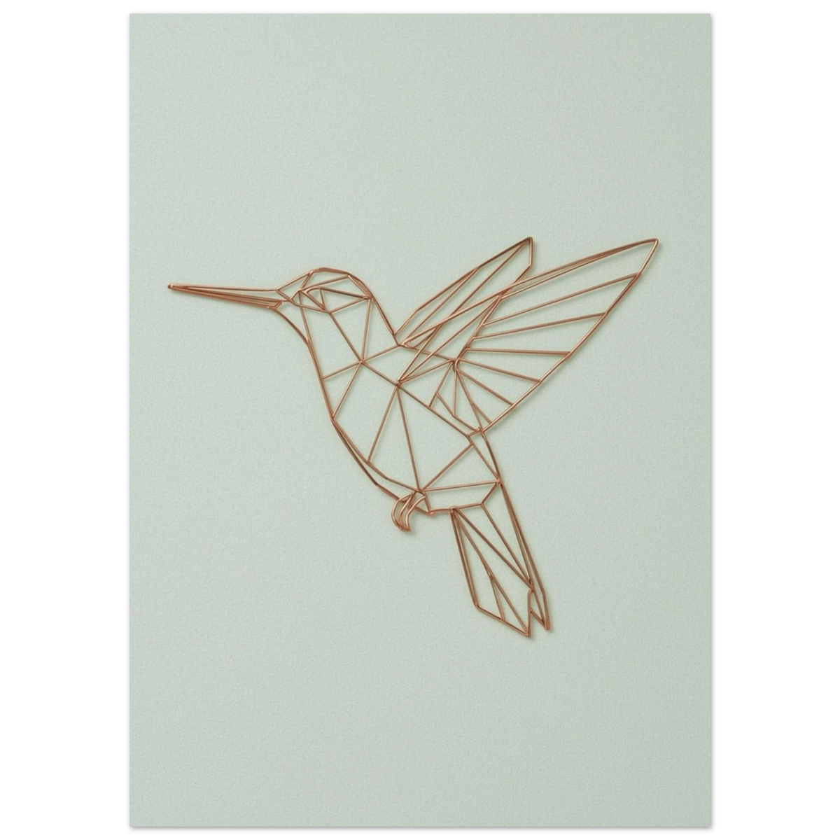 Närbild på kolibrins geometriska linjer i kopparfinish – minimalistiskt djurmotiv