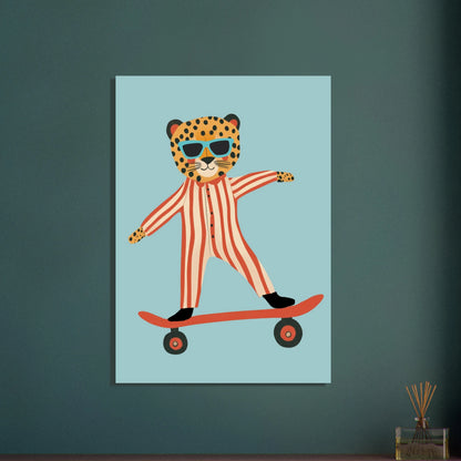 Lekfull leopard i randig pyjamas på skateboard, barnrumsinredning.