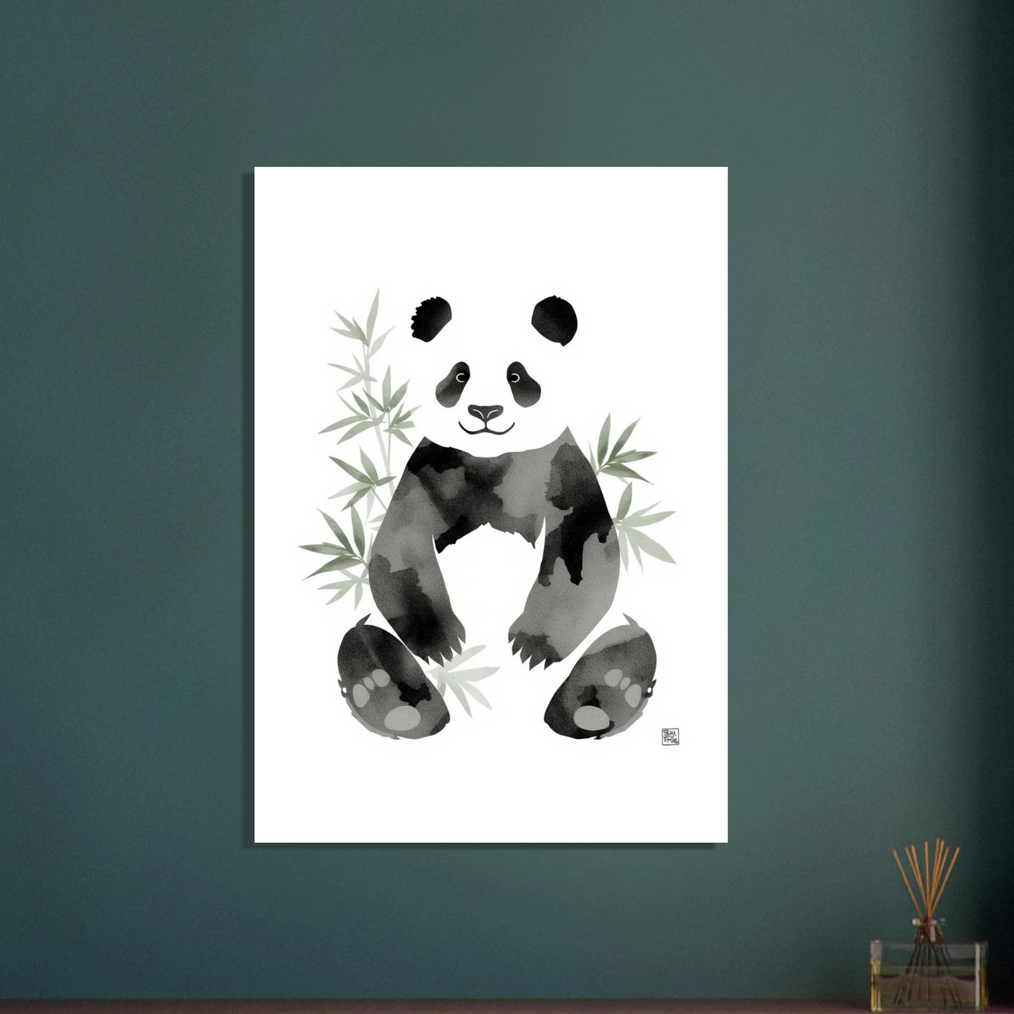 Panda i minimalistisk bläckwash-stil med bambublad, lugn stämning.