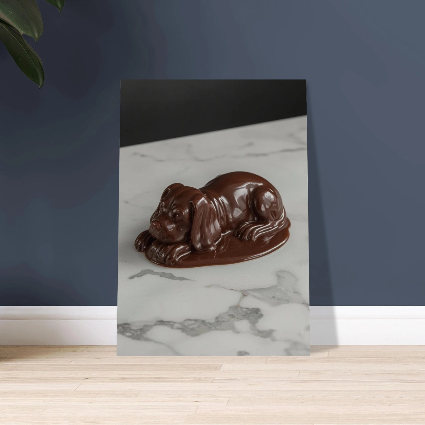 Chokladhund som vilar på marmorerad yta, drömlik och söt.