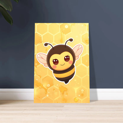 Gulligt kawaii-bi med stora ögon omgivet av honung och bikupemönster.